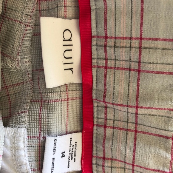 Golf Short - Picture 2 of 2